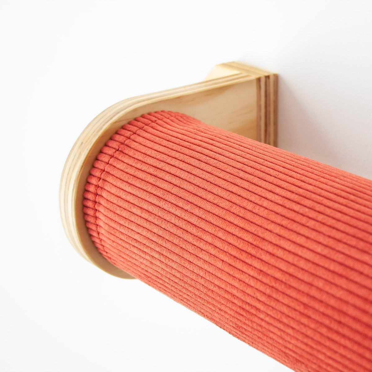 Cama de pared para gatos Rulo CLEO funda pana roja