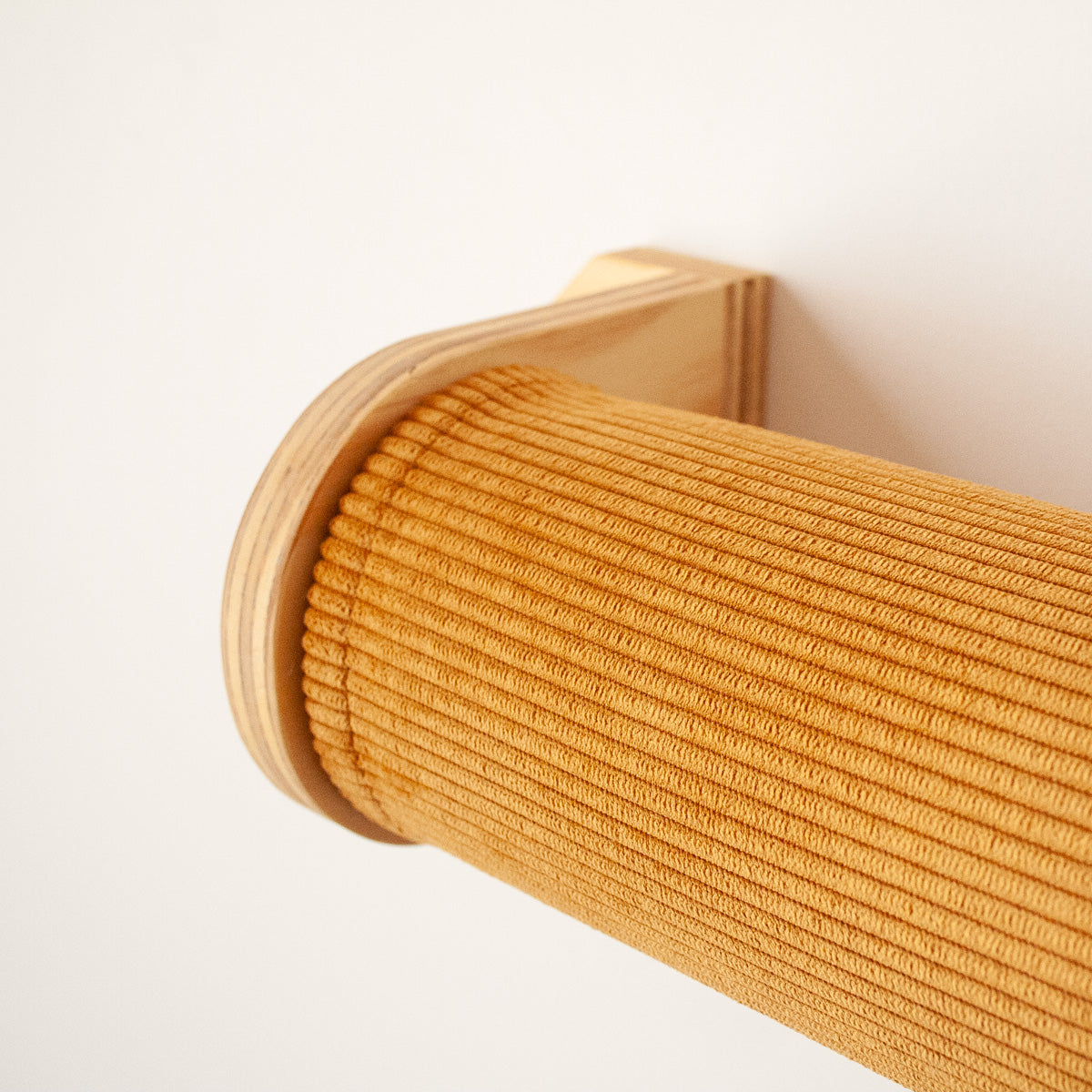 Cama de pared para gatos Rulo CLEO funda pana amarilla