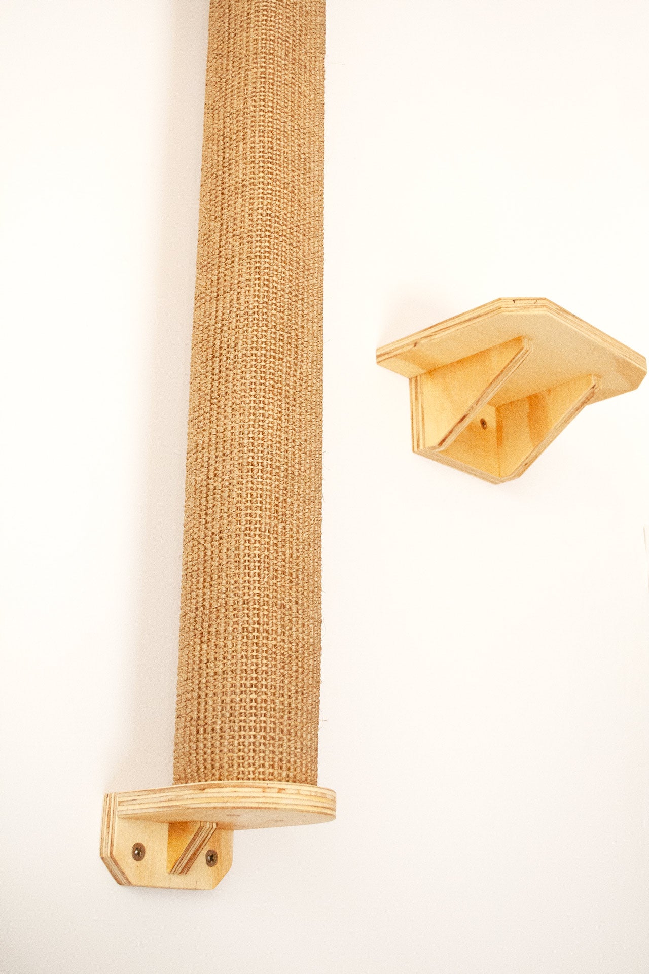 Rulo-Jirafa-arbol-para-gatos-Gatifica- vista-cercana-desde-abajo