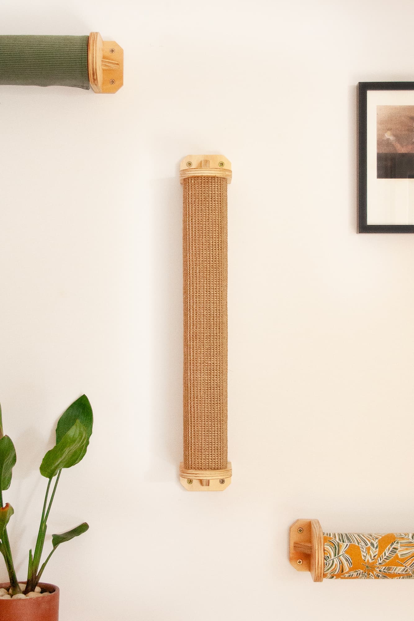 Poste de rascado de pared llamado Rulo Koala, forrado de moqueta natural de sisal - Hecho a mano por Gatifica