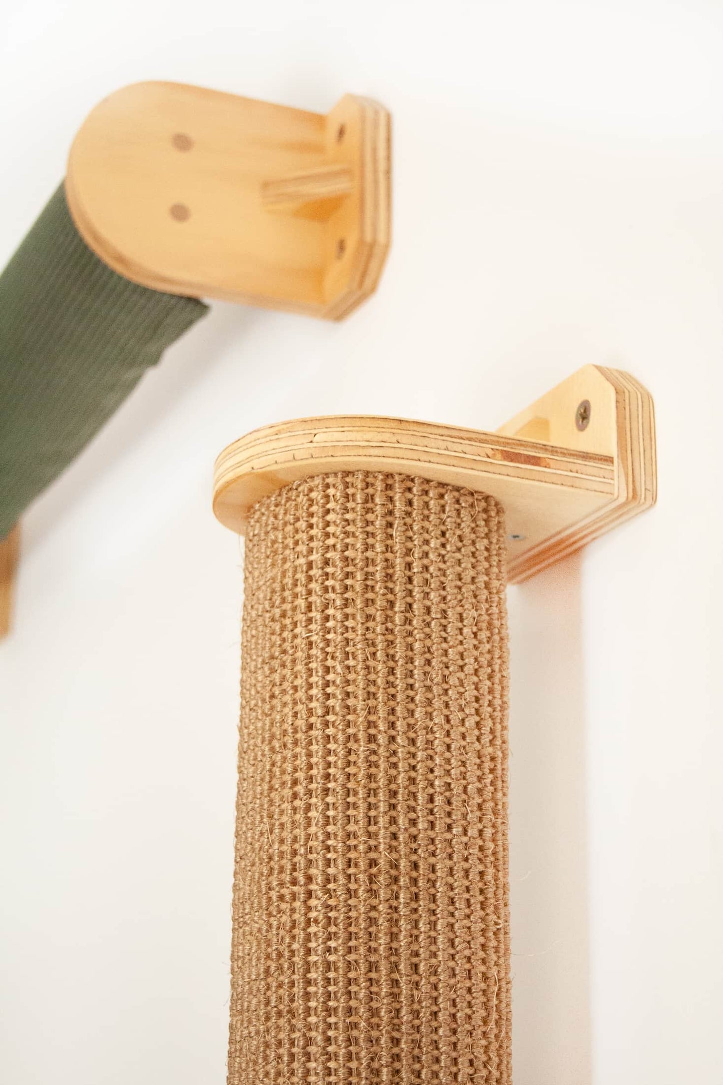 Detalle parte superior del poste de rascado de pared llamado Rulo Koala, forrado de moqueta natural de sisal - Hecho a mano por Gatifica