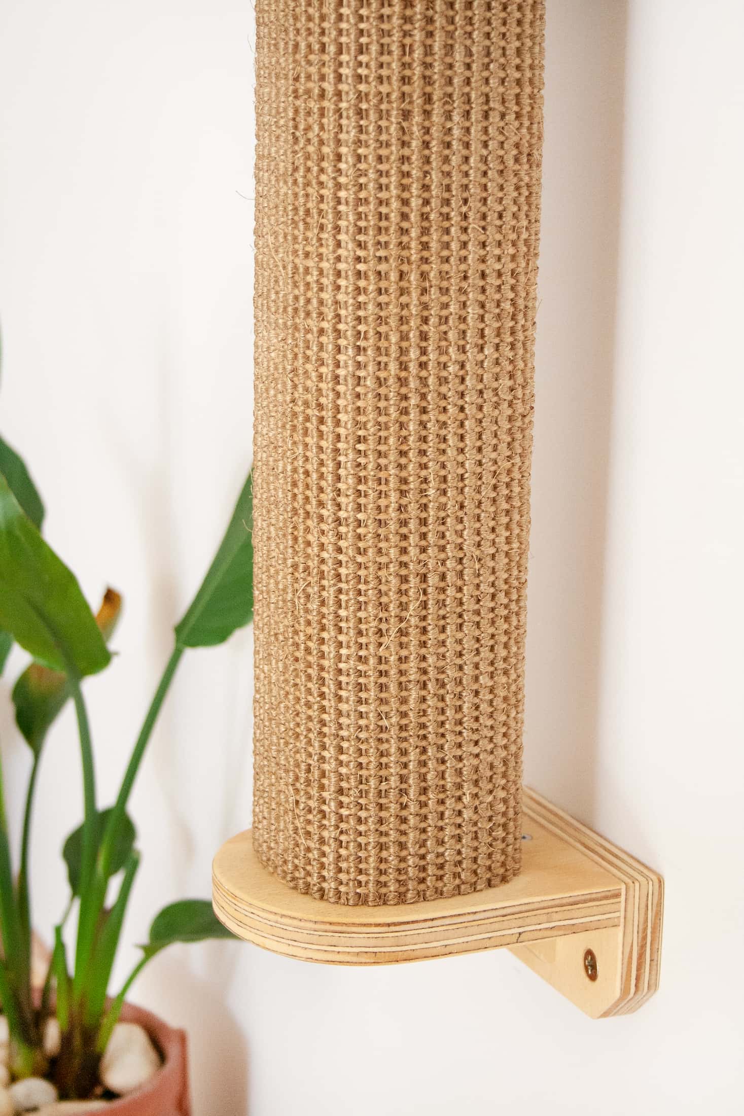 Detalle parte inferior del poste de rascado de pared llamado Rulo Koala, forrado de moqueta natural de sisal - Hecho a mano por Gatifica