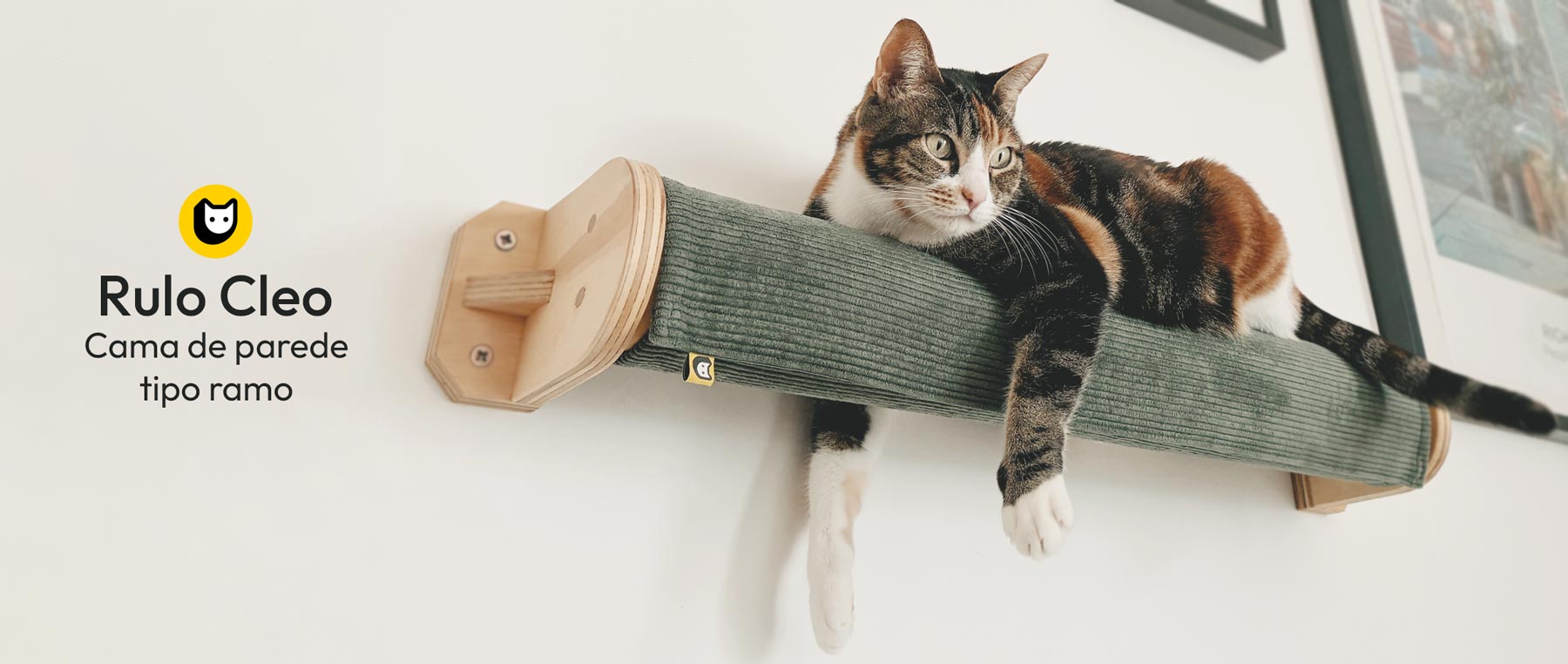 Gata a descansar numa cama de parede para gatos tipo Rulo Cleo com as patas penduradas. Feita à mão pela Gatifica